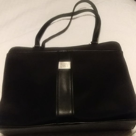 Liz Claiborne Handbags - Liz Claiborne Black Shoulder Tote